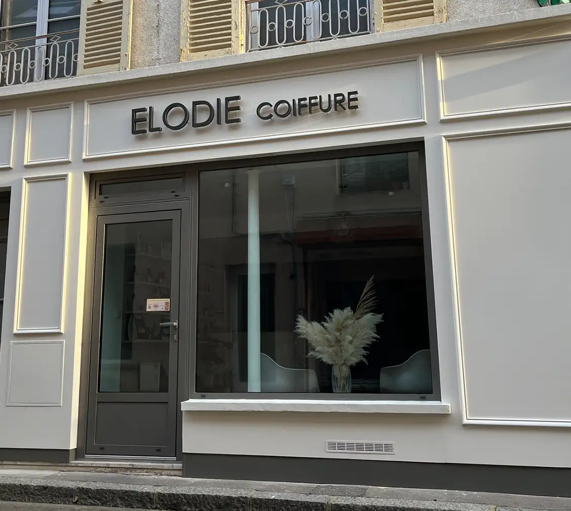 Rénovation de façade et pose d'enseigne lumineuse pour salon de coiffure